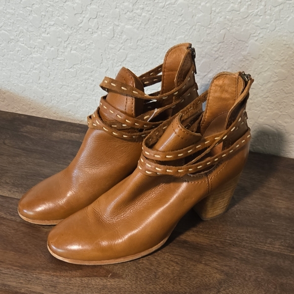 Frye Ladies Carson Piping Caramel Brown Bootie 3474697-CAR Frye Womens Carmel‎ Leather Booties
